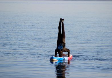 Kopfstand auf dem SUP auf der Nordsee